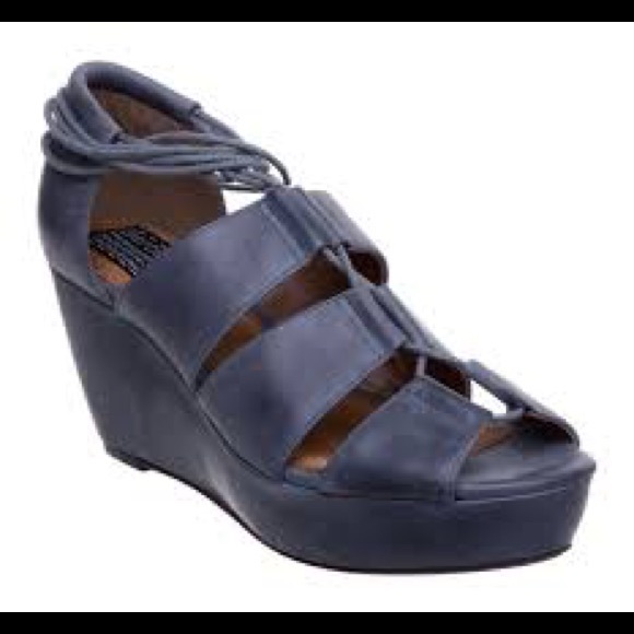 sporty lace up platform sandals