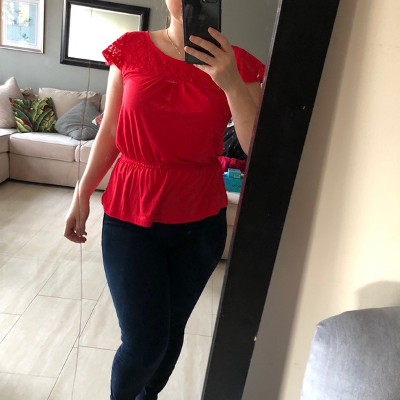 Red top with lace flutter sleeves - Picture 2 of 4