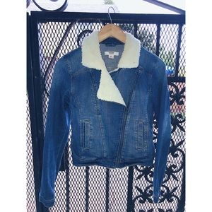 Blue jean jacket with faux wool collar