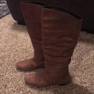 Calf height gray-brown flat boots
