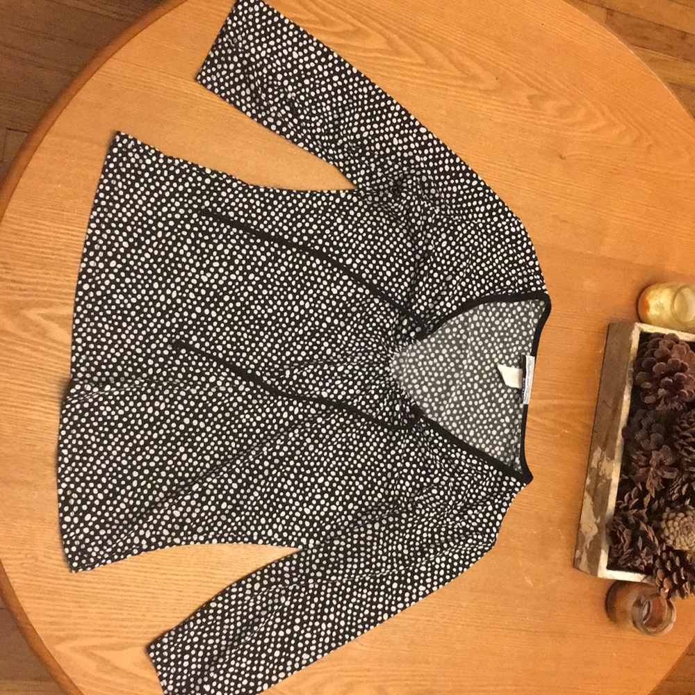 Black and white pebbled/ ponedores shirt