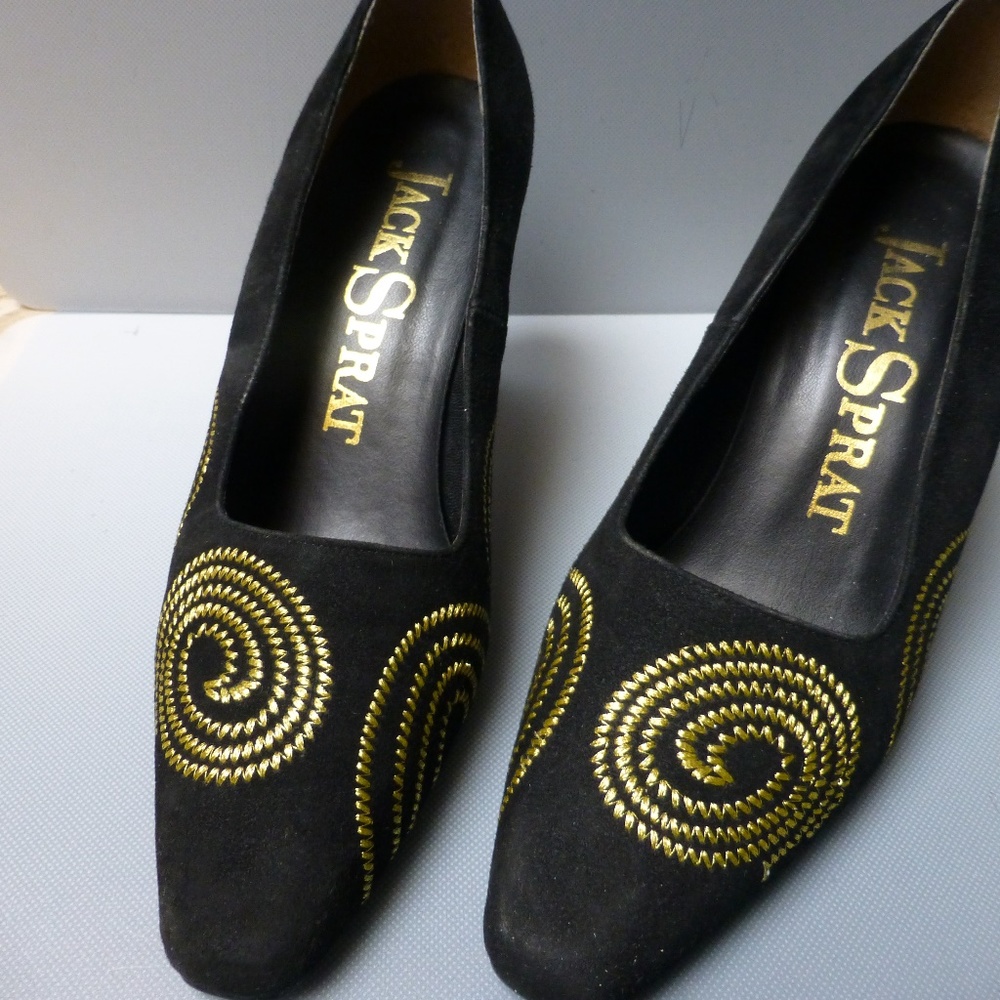 EMILY IN PARIS  Jack sprat blk heels with gold trim 8.5 med 3in heels