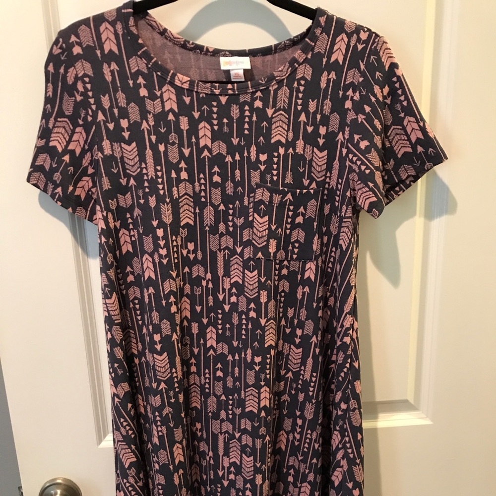 EUC Lularoe Carly dress. Grey w/ pink arrows XS