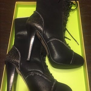 MaxStudio Boots Black w/ Shearling Trim Size 5.5