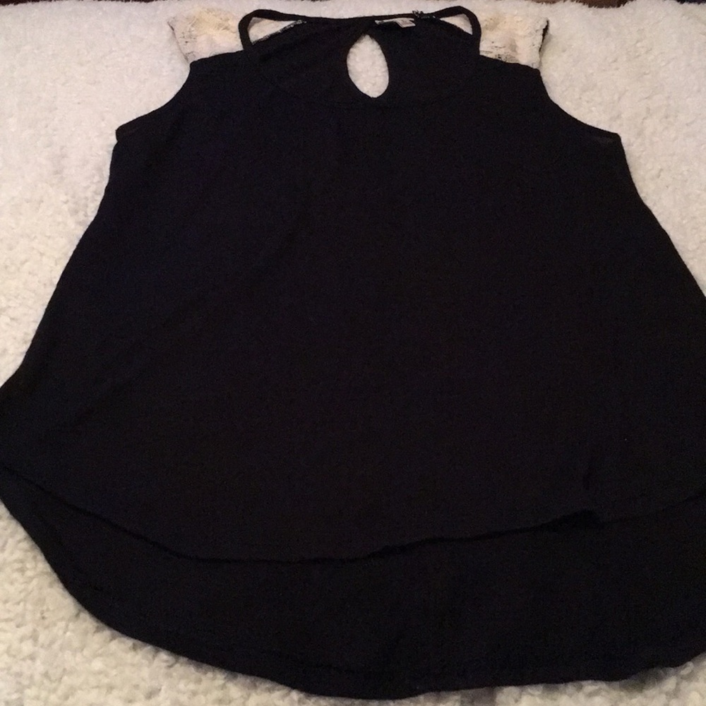 Mudd tank with lace detail on sleeves size Large