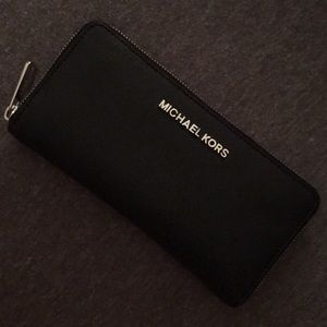 MICHAEL KORS 9” Wallet