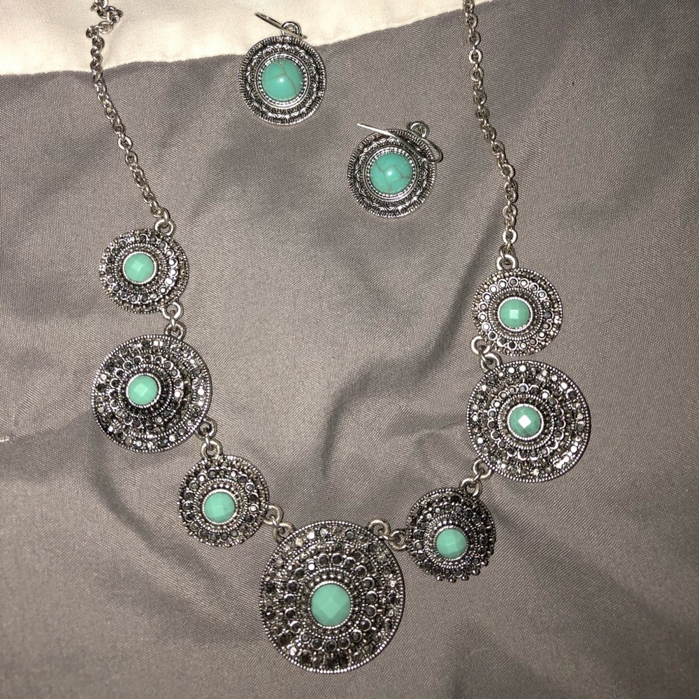 Gorgeous Turquoise Necklace and Earring Set