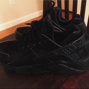Black Nike Huaraches