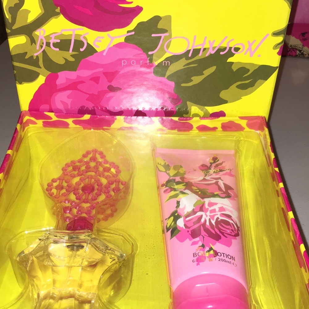 BN Betsy Johnson Parfume & Body Lotion Gift Set
