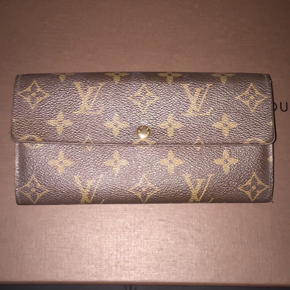 %100 authentic Louis Vuitton women's wallet.