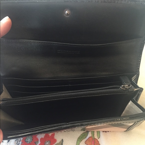 ❗️SOLD❗️Burberry Continental Wallet. - Picture 4 of 8