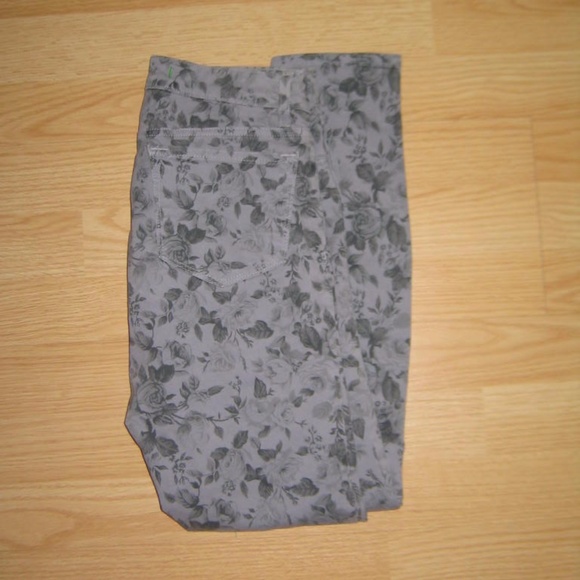 ⏳GONE JUNE 30⏳ J Brand Capri Skinny Jeans - Picture 4 of 8