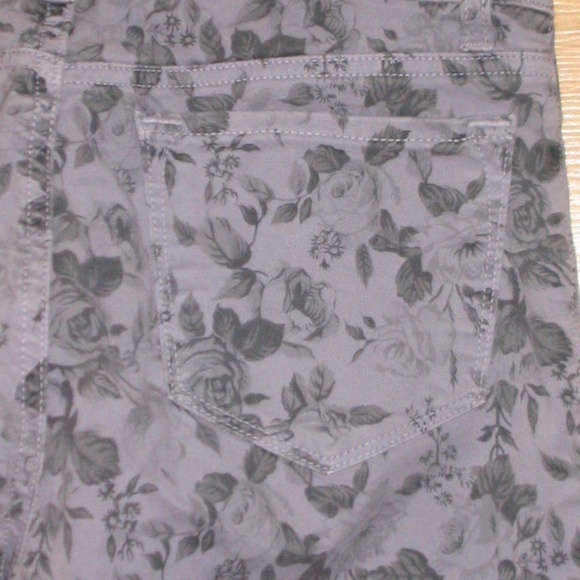 ⏳GONE JUNE 30⏳ J Brand Capri Skinny Jeans - Picture 7 of 8