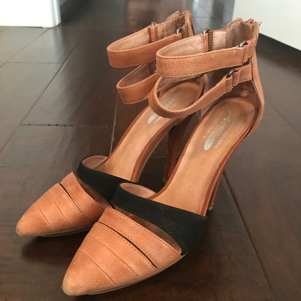 Beige/black shoes