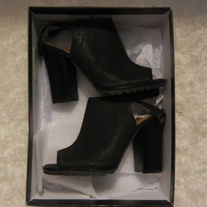 LORD AND TAYLOR SHOES NEVER WORN