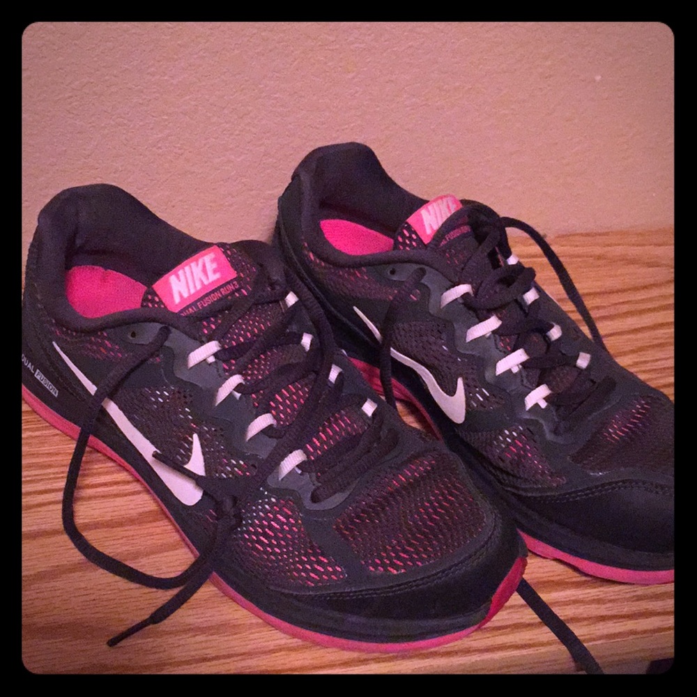 Nike dual fusion shoes