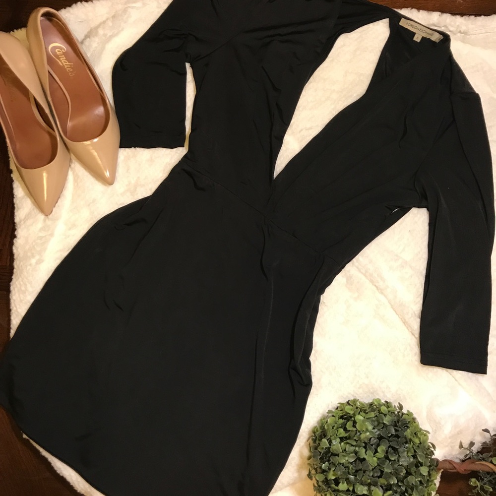 Deep v black dress 👗