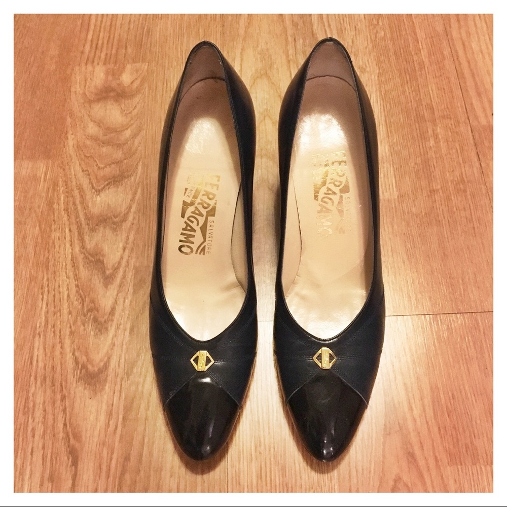 Vintage Ferragamo pumps navy/black 3” heel