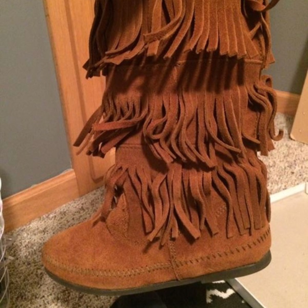 Minnetonka Moccasin 3-later fringe boot