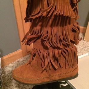 Minnetonka Moccasin 3-later fringe boot