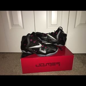 Lebron Xi Basketball shoes