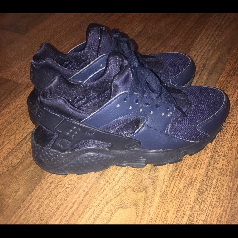 Navy blue Nike hurraches