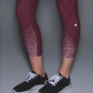 Lululemon tight stuff tight in Bordeaux