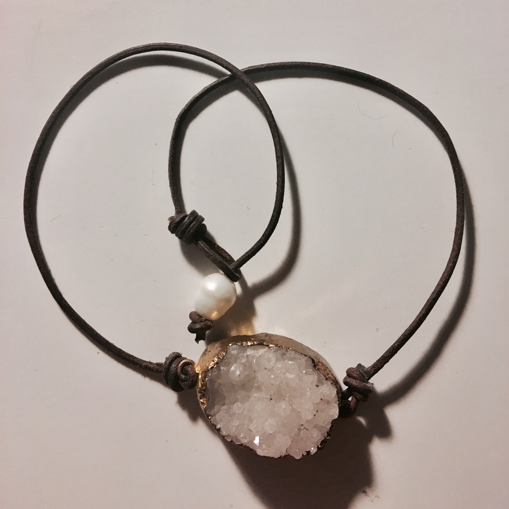 Natural stone choker necklace w/ single pearl