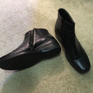 Black faux leather ankle boots 7.5