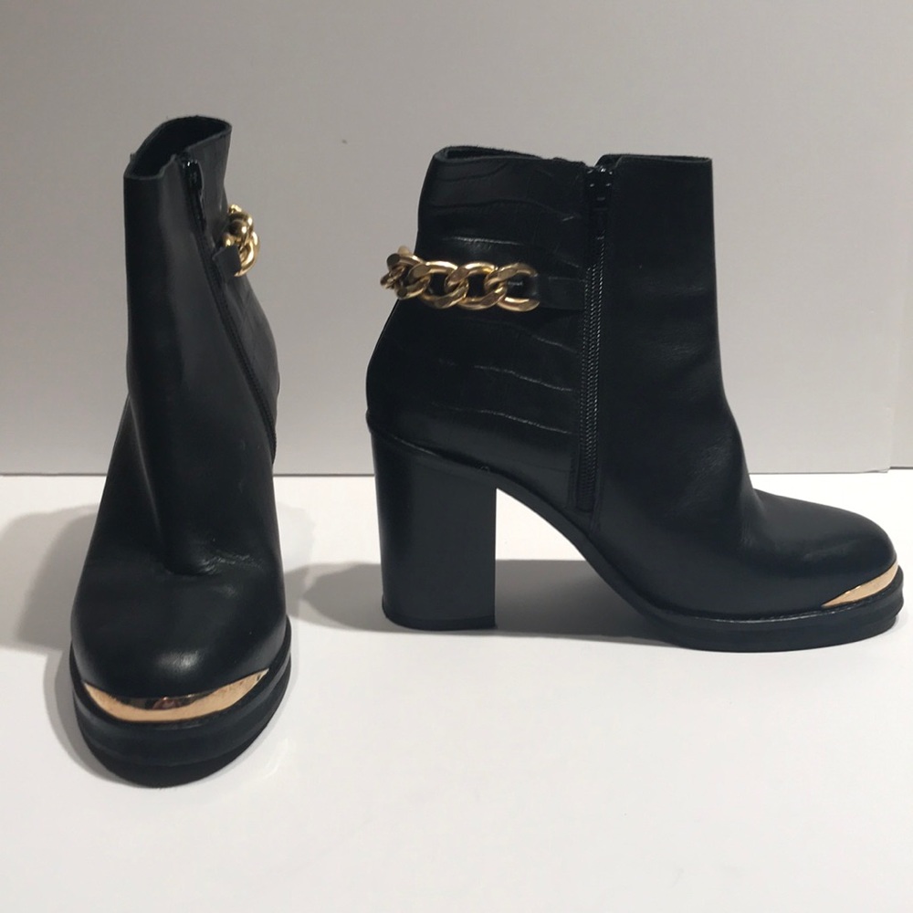 Super chic black leather booties!