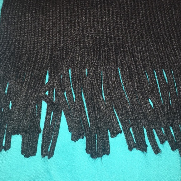 Black fringe scarf. - Picture 2 of 2