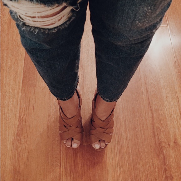 Thick Cross Cross Strap Platform Sandal Wedges - Picture 3 of 5