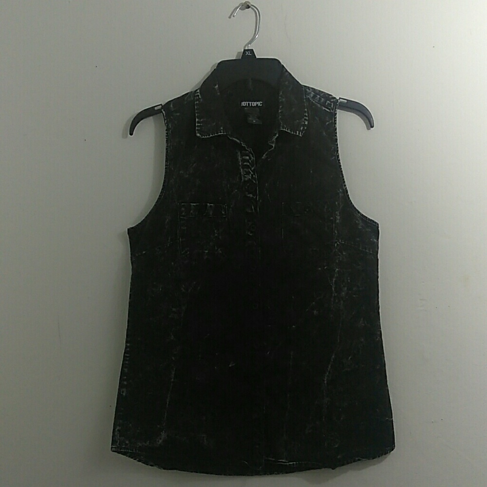 Bland-white Distorted Top