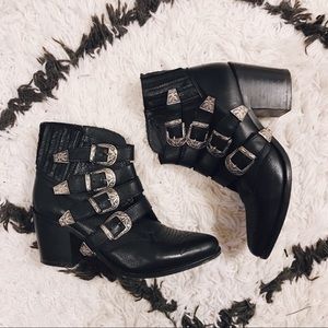 STEVE MADDEN BLACK BUCKLE BOOTIES