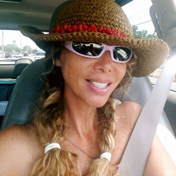 Meet your Posher, Claudia - Picture 1 of 1