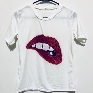 women’s bitten lip tee
