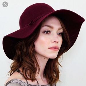 Felt floppy hat in burgundy/wine