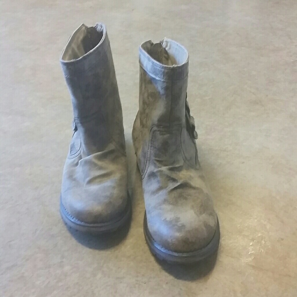 Roxy boots size 8.