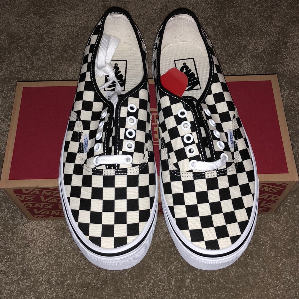 Authentic (Golden Coast) Black/White.