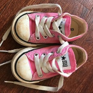 Toddlers pink low top converse