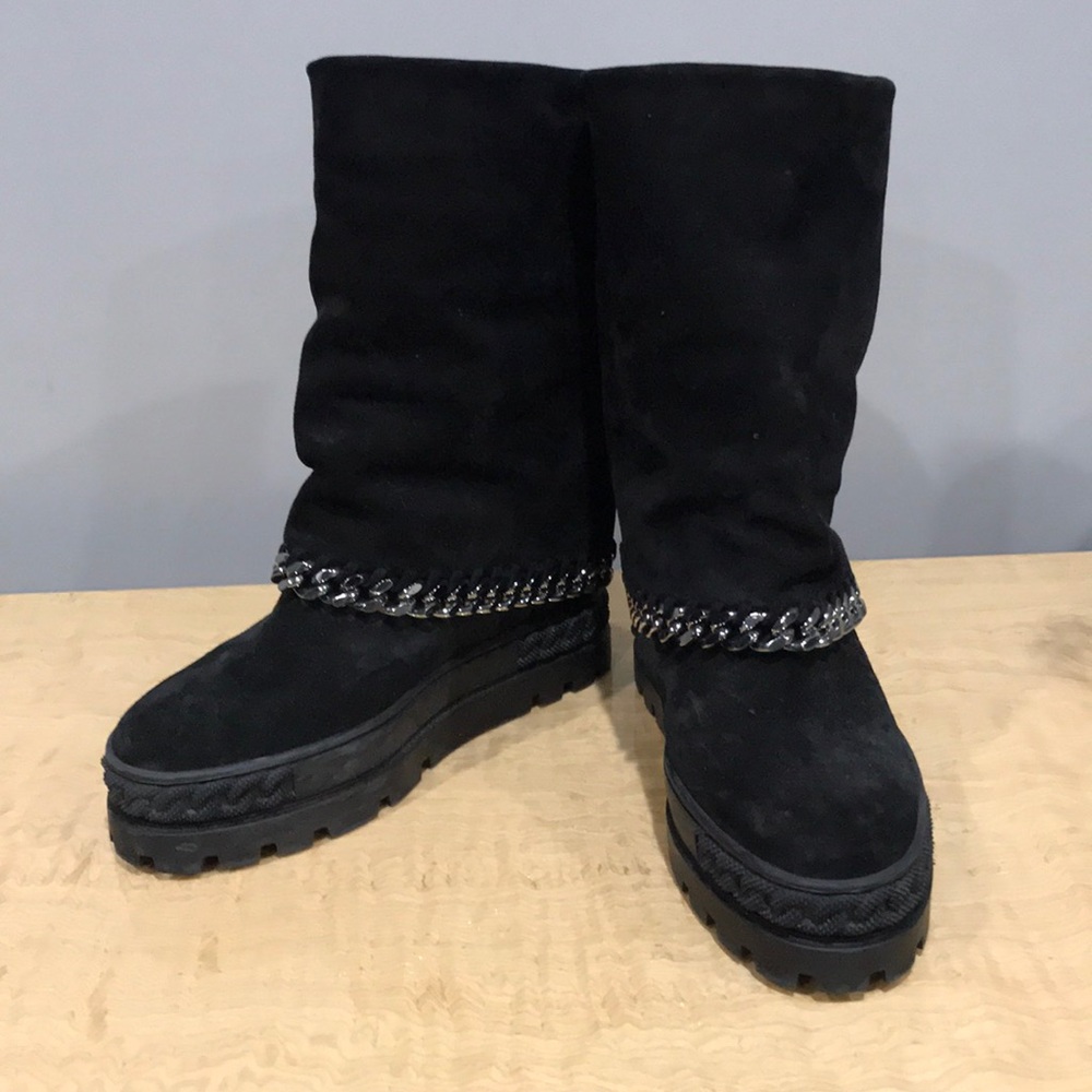 Wedge suede boot with chain accent