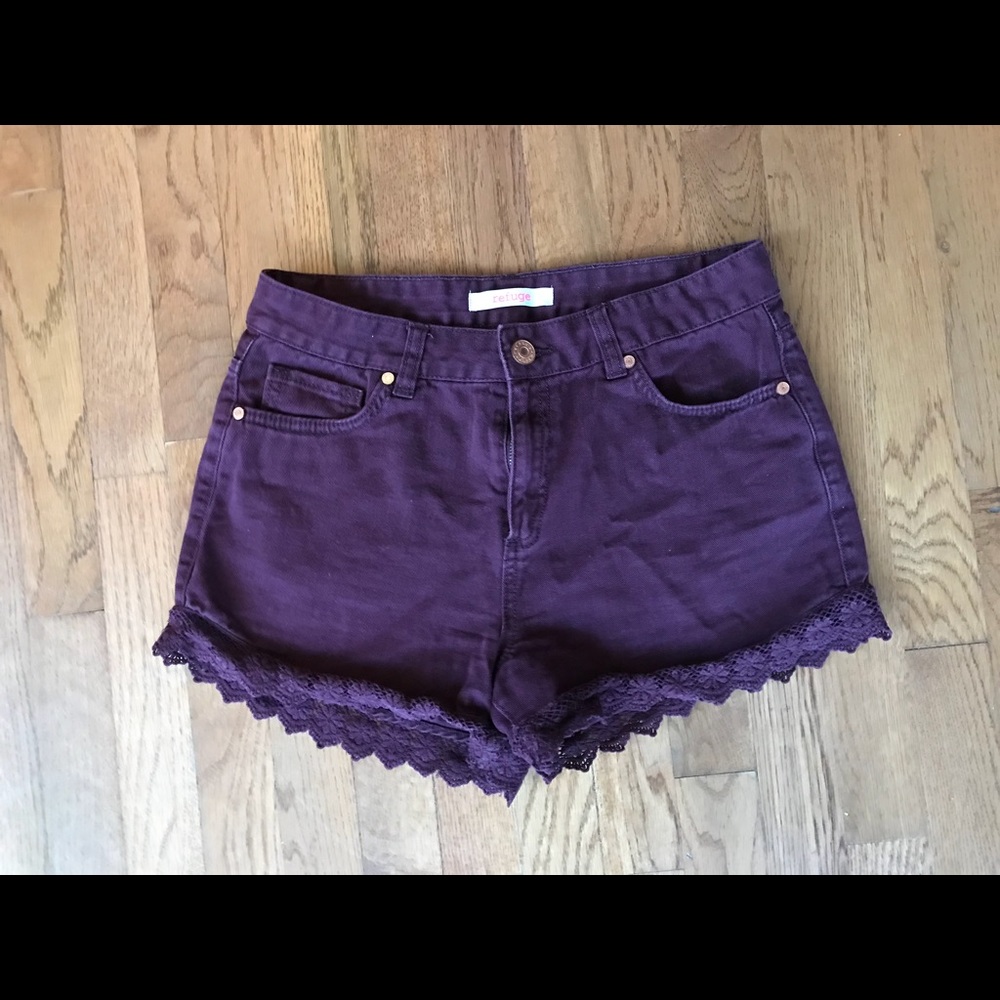 Mid-waist maroon shorts with detail