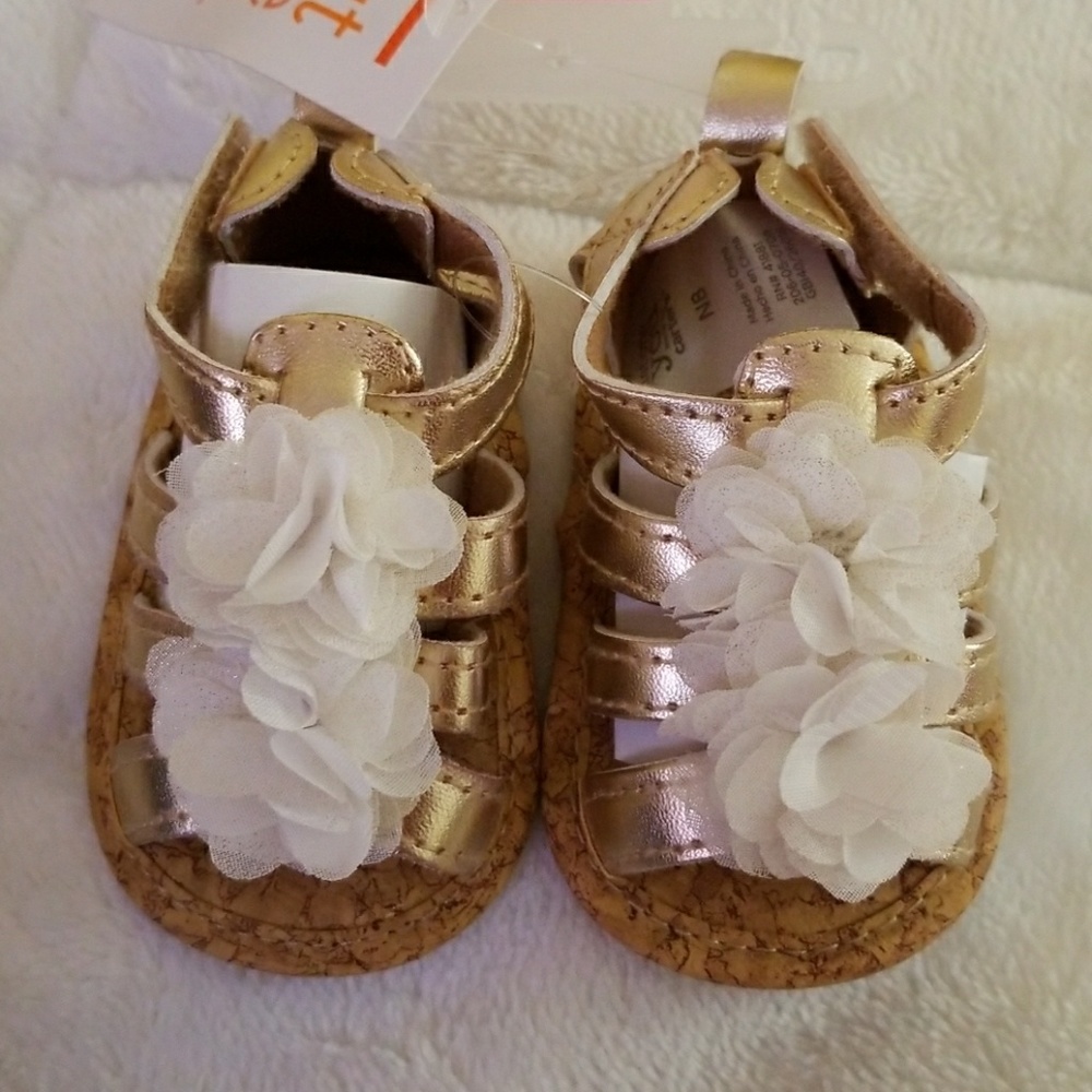 BABY NEWBORN SANDALS,GOL COLOR NEW WITH TAGS.
