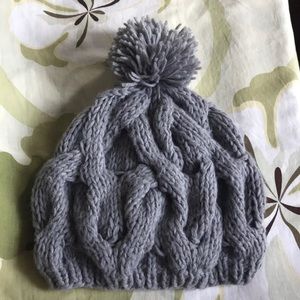 Women’s cable-knitted beanie hat