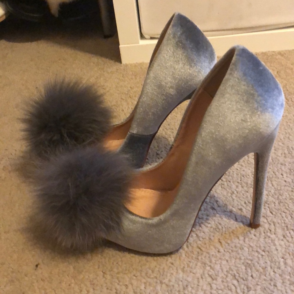 Grey velvet pumps