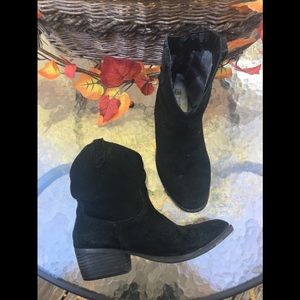 LAST CALL❤️WHITE MOUNTAIN BLK SUEDE BOOTS, size 6