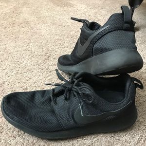 Black nike roshes