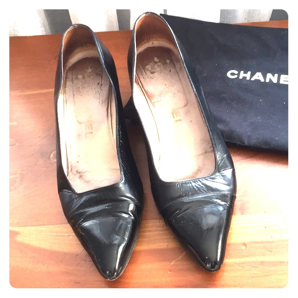 Vintage Chanel Classic pumps patent toe