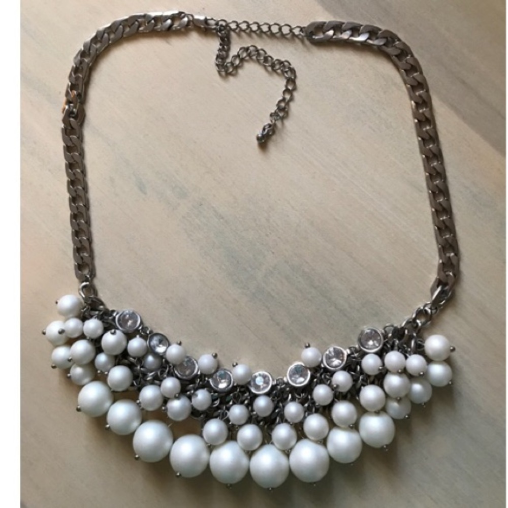 Short silver pearl necklace