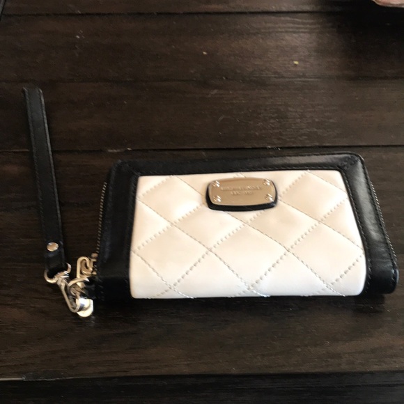 Authentic Michael Kors wristlet wallet - Picture 1 of 6